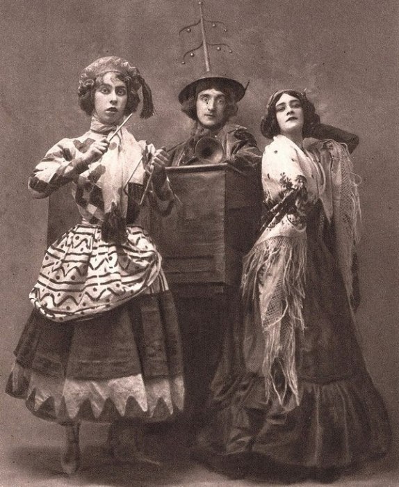 Бронислава Нижинская (слева) в балете «Петрушка»