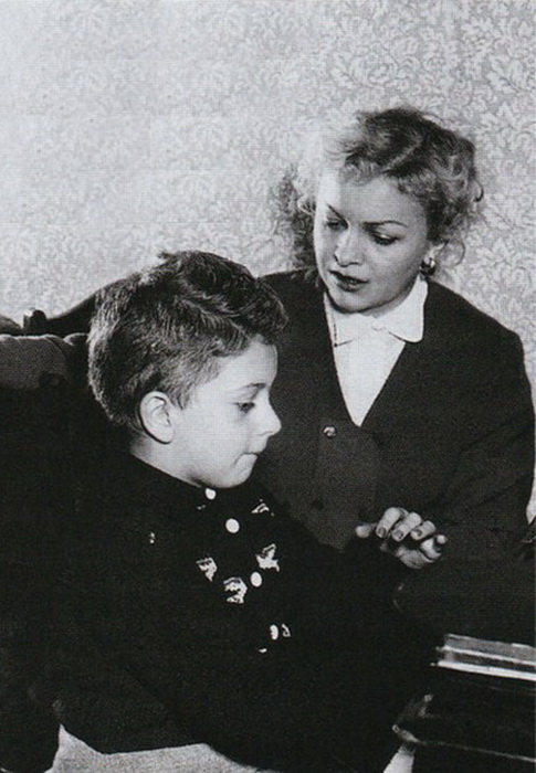 Людмила Целиковская с сыном Сашей