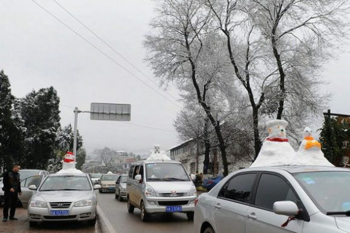 Снеговики на крышах автомобилей (Китай)