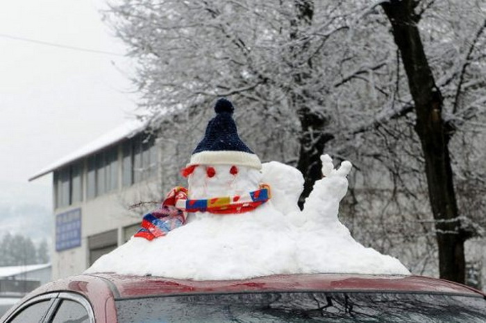 Снеговики на крышах автомобилей (Китай)