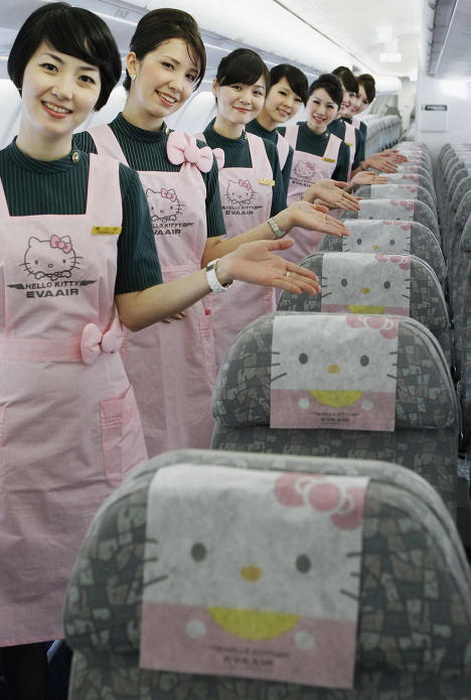 В салоне самолета изображение Hello Kitty повсюду: на подголовниках и на форме стюардесс