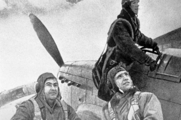 Перед вылетом. Крайний слева — Алексей Маресьев, 1944 год