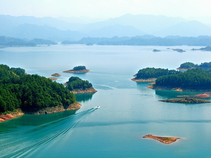 Озеро тысячи островов в Китае