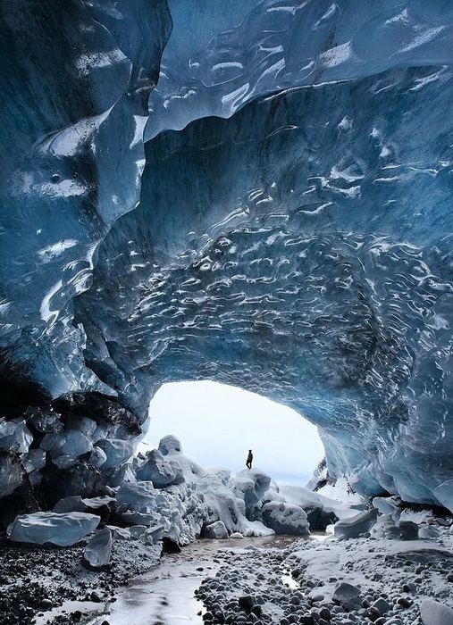 Сапфировые стены ледяной пещеры в парке Skaftafell (Исландия)
