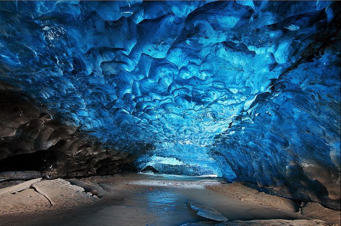 Сапфировые стены ледяной пещеры в парке Skaftafell (Исландия)