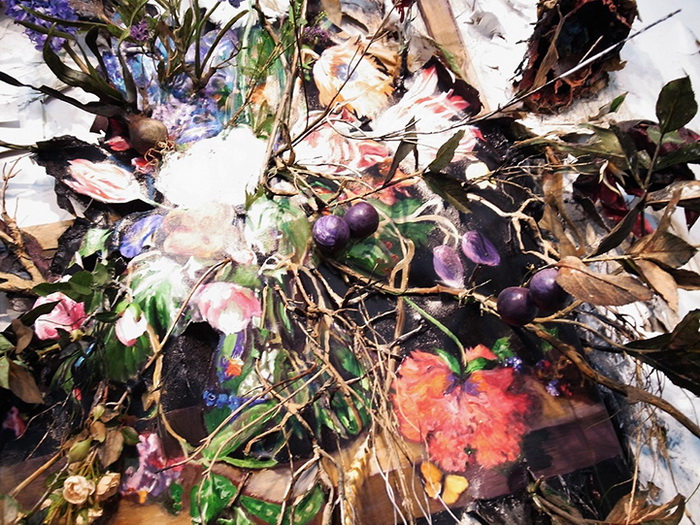 В инсталляции Valerie Hegarty использовала листья, цветы и даже корни растений