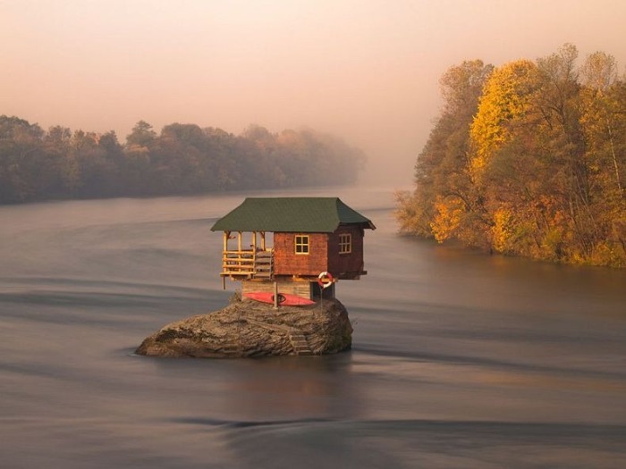 Одинокий домик посреди реки Дрина (Сербия) - фото 1