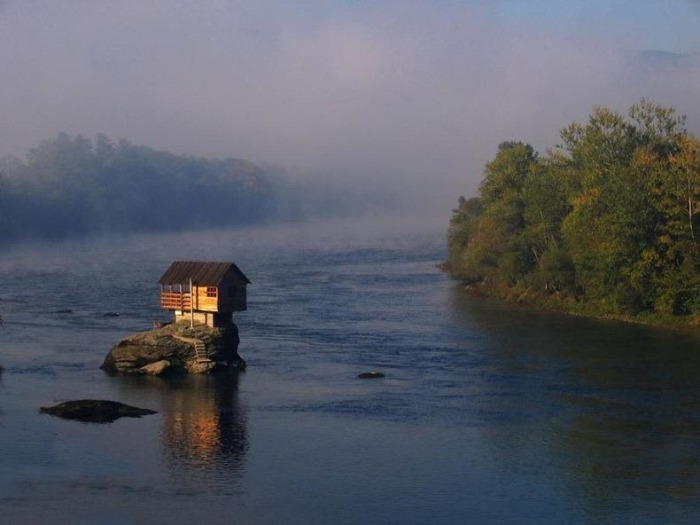Одинокий домик посреди реки Дрина (Сербия) - фото 2
