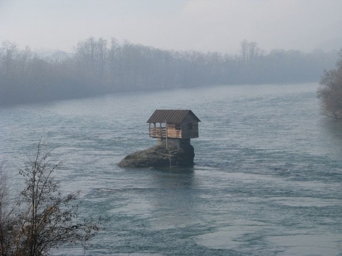 Одинокий домик посреди реки Дрина (Сербия) - фото 4