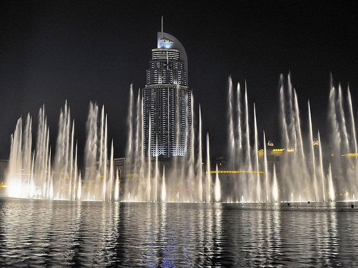 Самый большой в мире фонтан Дубай: феерия воды, света и музыки
