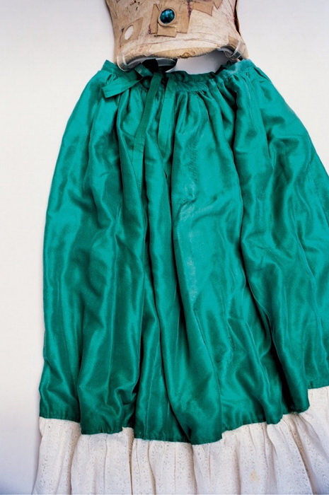 Шелковая зеленая юбка с корсетом.