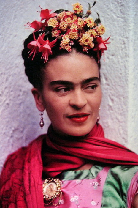 Мексиканская художница Фрида Кало любила яркие аксессуары: шарфы, серьги, цветочные венки.