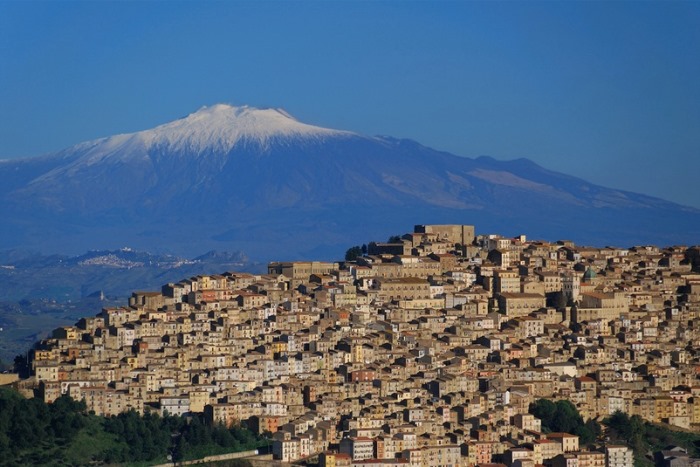 Домики с видом на вулкан Этна