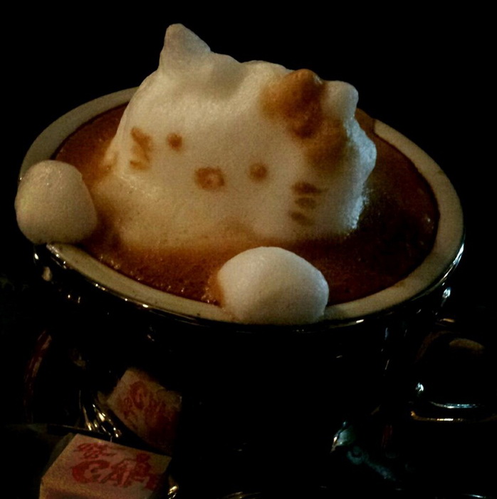 Кошечка Hello Kitty из кофейной пенки от Казуки Ямамото