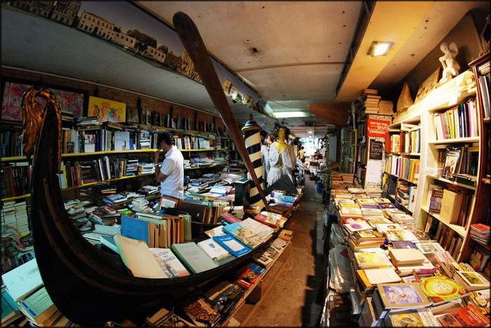 Необычная библиотека в Венеции: книги хранятся в гондолах на случай наводнения