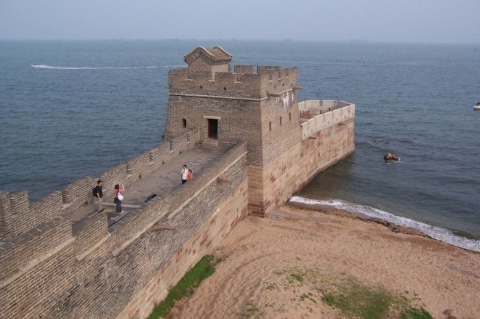 Великая китайская стена на границе с Бохайским морем