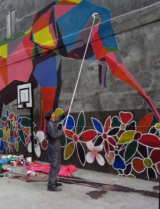 Художник в процессе работы