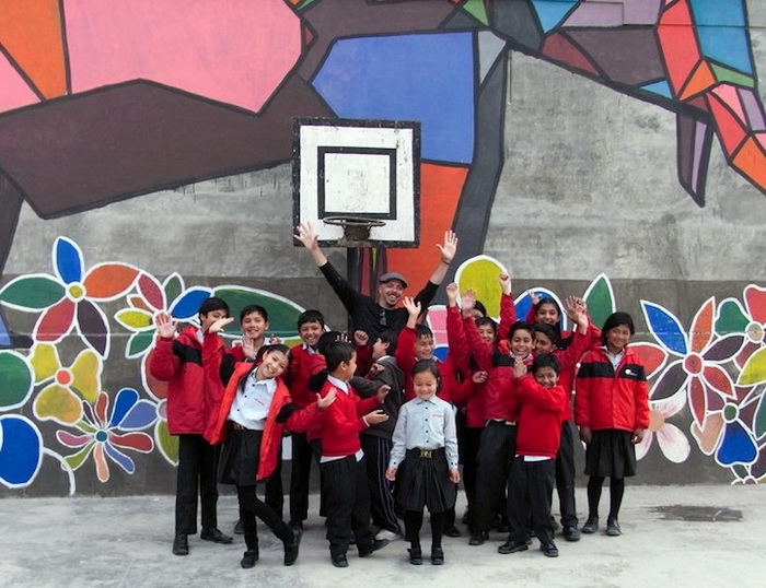 Гигантского слона помогали рисовать местные школьники