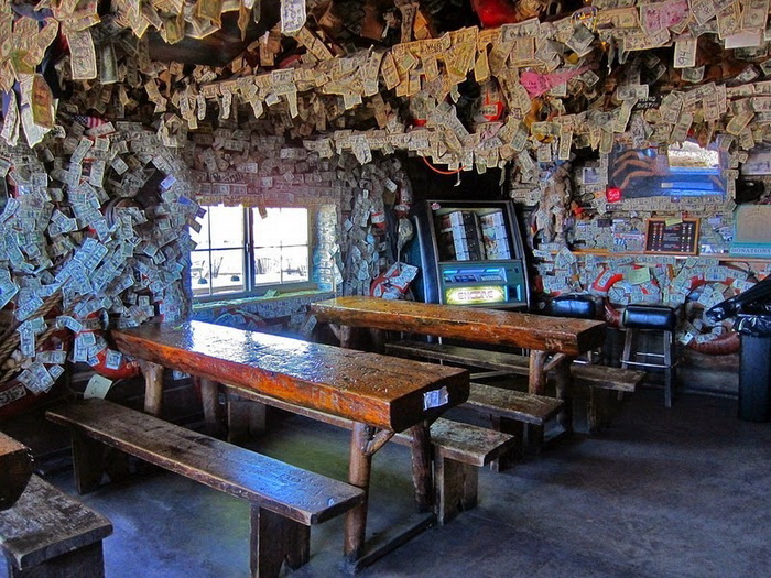 Долларовый купюры на стенах бара Salty Dawg Saloon (Аляска)