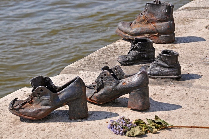 http://www.kulturologia.ru/files/u12645/shoes-on-danube-6.jpg