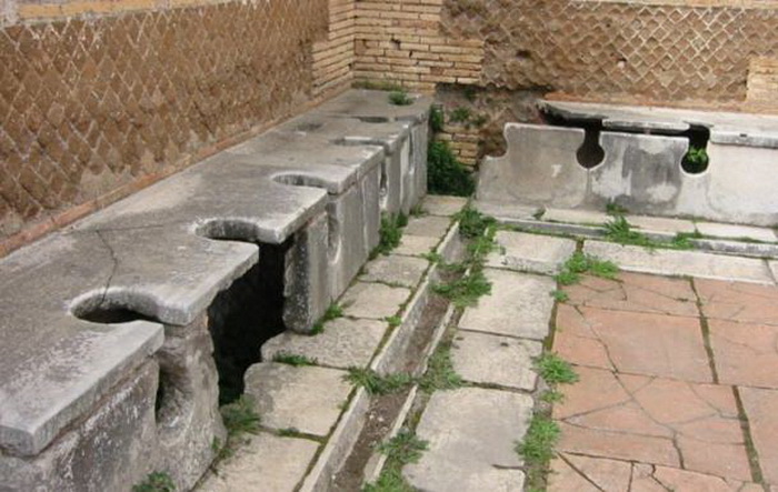 Проточный общественный туалет Древнего Рима