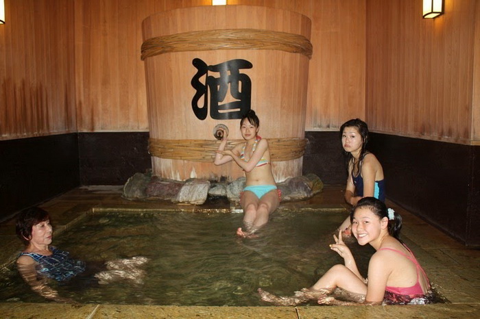 Ванна, наполненная саке. Спа-отель Yunessun Spa Resort