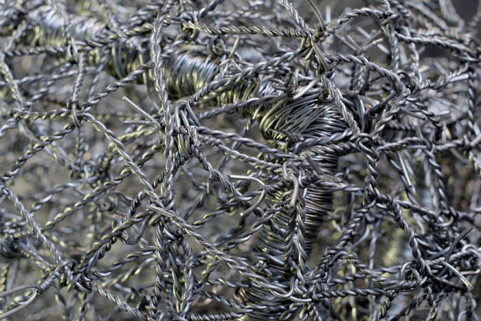 Фрагмент проволочного ложа художницы