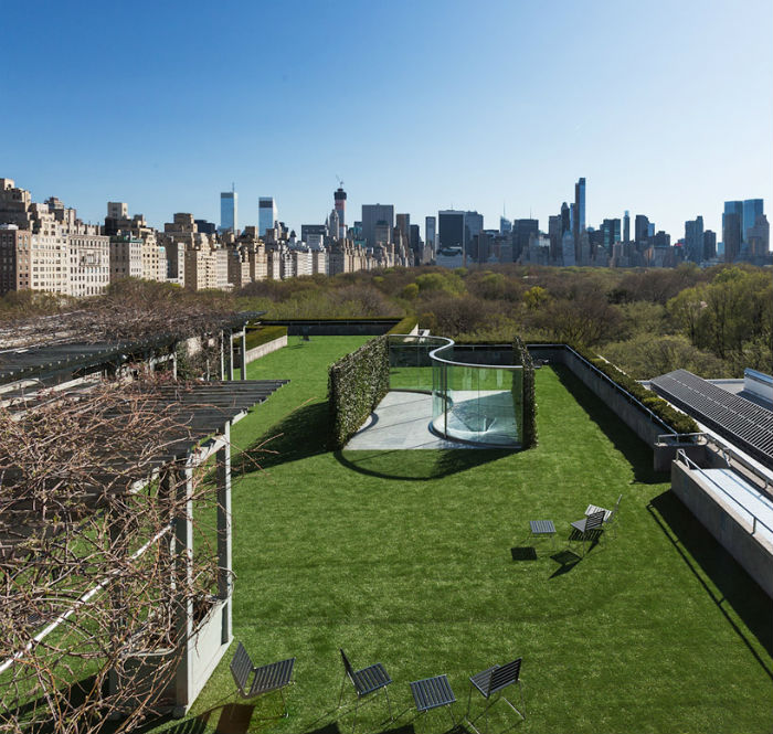 Известный американский скульптор Дэн Грэхам представил на крыше нью-йоркского Метрополитен-музея свою новую работу