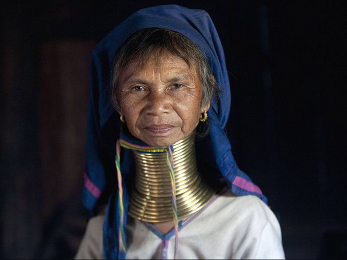 Кольца на шее женщины из племени Kayan
