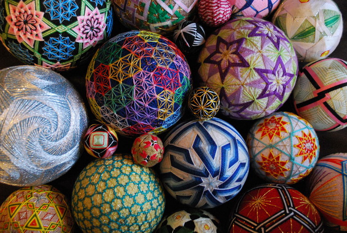 Шары тэмари Embroidered-temari-balls-japan-1