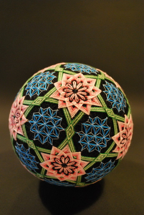 Шары тэмари Embroidered-temari-balls-japan-8