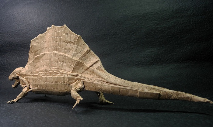 Динозавр, сделанный из бумаги.