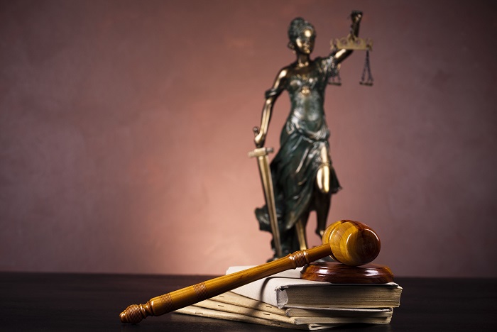 Уголовный кодекс и молоток судьи - главные инструменты Фемиды. | Фото: articlebay.us.