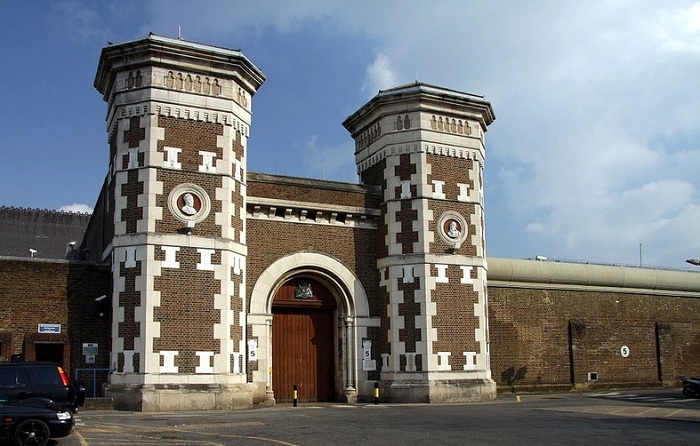 Вход в тюрьму «Уормвуд-Скрабс». | Фото: avatars.mds.yandex.net.
