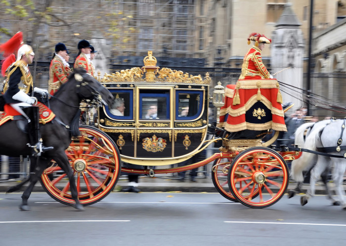 Ее Величество королева Великобритании по пути в Парламент. | Фото: fiveminutehistory.com.
