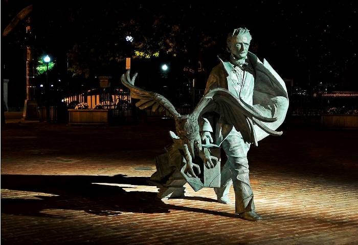 Памятник писателю Эдгару По. | Фото: ic.pics.livejournal.com.