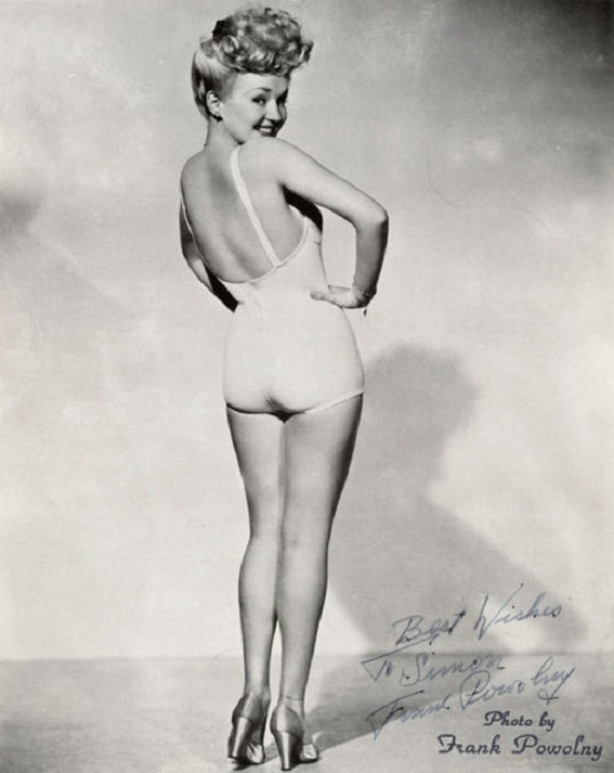 Мода на гладкие ноги появилась во время Второй мировой войны. | Фото: thevintagenews.com.