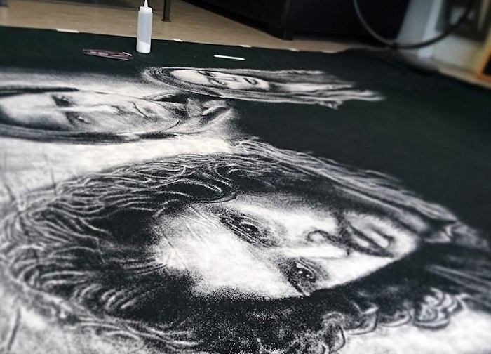 Портрет Джона Сноу из сериала «Игра Престолов», выполненный солью на черном полотне.