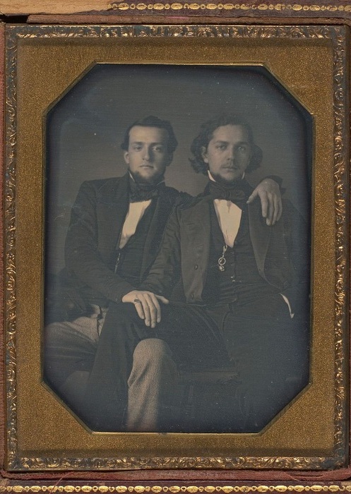 Мужчины, позирующие в обнимку, 1850-е гг. | Фото: mashable.com.