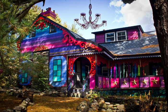 «Calico» - дом, выкрашенный во все цвета радуги.