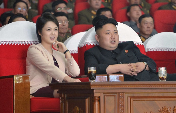 Лидер Северной Кореи Ким Чен Ын и его супруга Ли Соль Чжу. | Фото: s1.ibtimes.com.