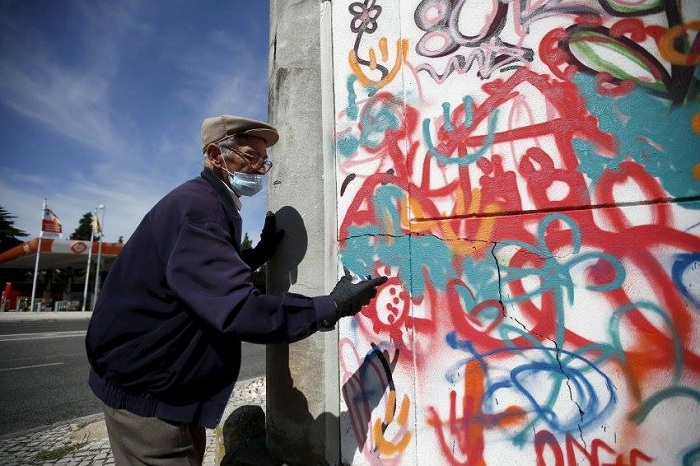 85-летний дедушка рисует граффити.