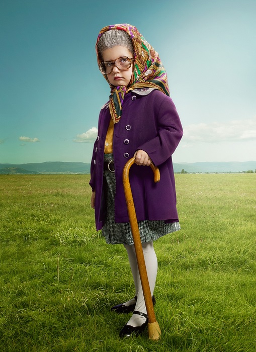 Маленькая девочка в роли бабушки.