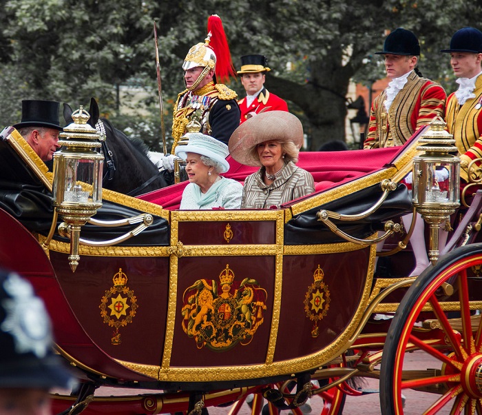 Королева Елизавета II в ландо во время празднования своего Бриллиантового юбилея, 2012 год. | Фото: fiveminutehistory.com.