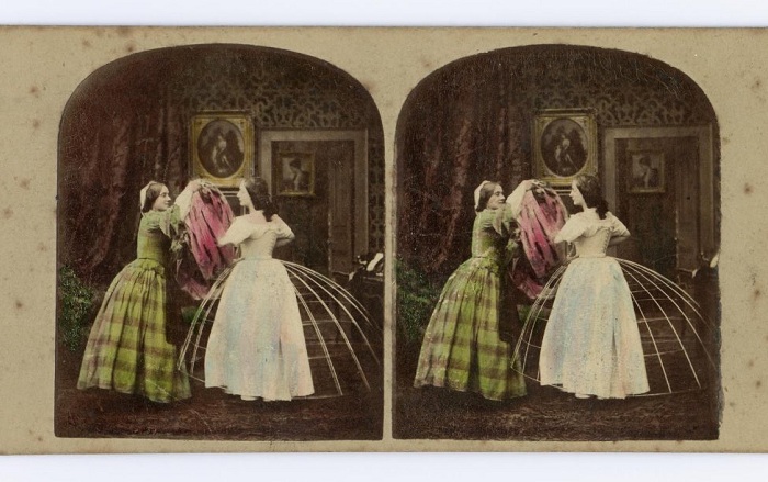 Стереокарта, изображающая процесс надевания платья на кринолин.