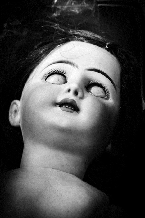 Снимок куклы с жутким выражением лица.