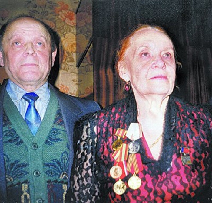 Судья Апарина с наградами за долголетний труд. | Фото: cdn.fishki.net.