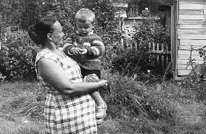 Зинаида Апарина с внуком. | Фото: mtdata.ru.