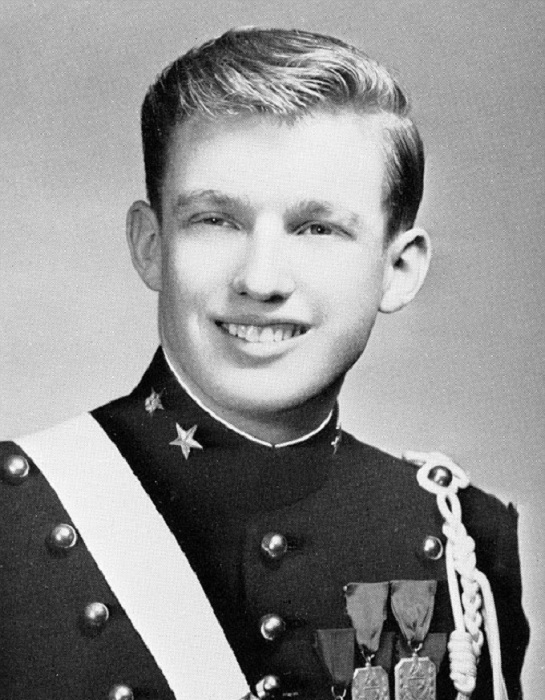 Дональд Трамп возрасте 18 лет в военной академии, 1964 г. | Фото: nashrobarg.blogspot.nl