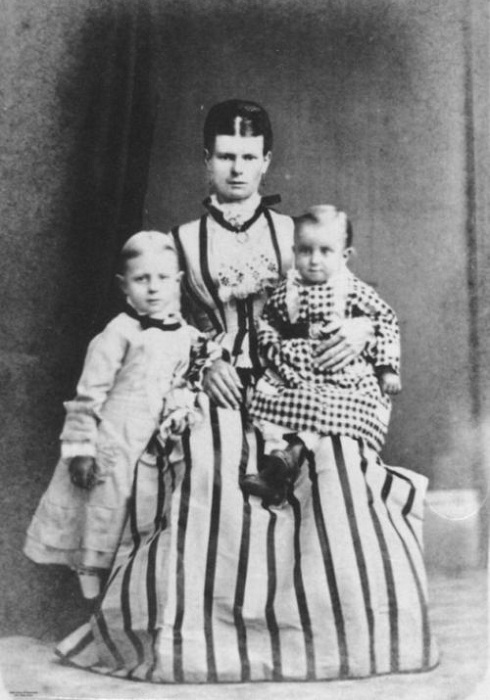 Платья - типичная одежда для мальчиков в 19 веке. | Фото: oddities123.com.